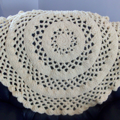 lacy-round-baby-blanket